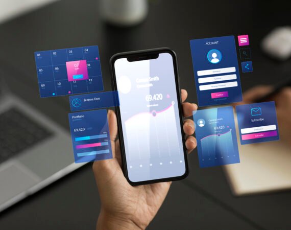 Uma mão segurando um smartphone que está ampliando imagens de calendário, gráficos e contas